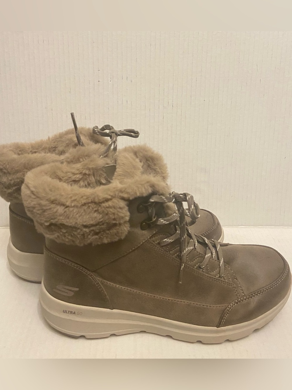 Skechers Ultra Go Air Cooled Goga Mat Faux Fur Lined Lace Up Booties Size 9.5.